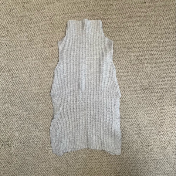 Aritzia Sleeveless Turtleneck Sweater - Picture 2 of 4